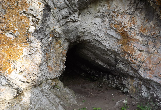Пещера у берега