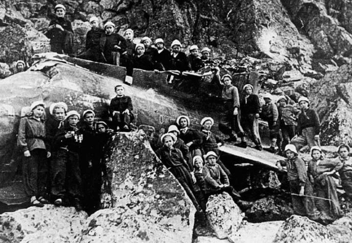Школьники на месте катастрофы самолёта на Откликном гребне. Из архива семьи Ивановских. Конец 1940-х.